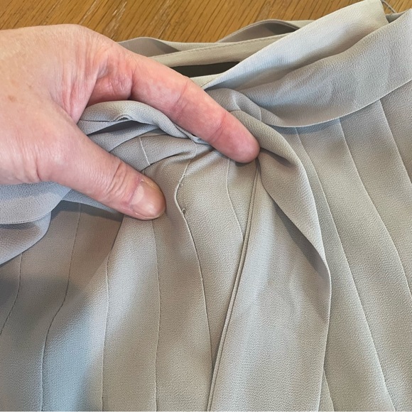 Ann Taylor Pleated Gray Skirt, Size 0 - Picture 5 of 5
